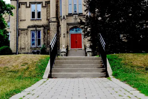 Trafalgar Castle School 校园照片 2