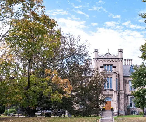Trafalgar Castle School 校园照片 3