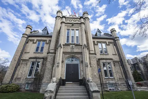 Trafalgar Castle School 校园照片 4